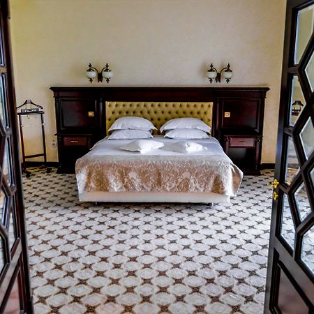 Hotel Golden House Крайова Екстериор снимка
