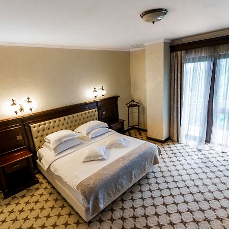 Hotel Golden House Крайова Екстериор снимка