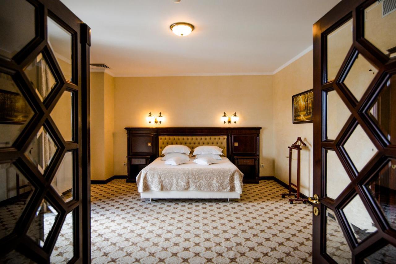 Hotel Golden House Крайова Екстериор снимка