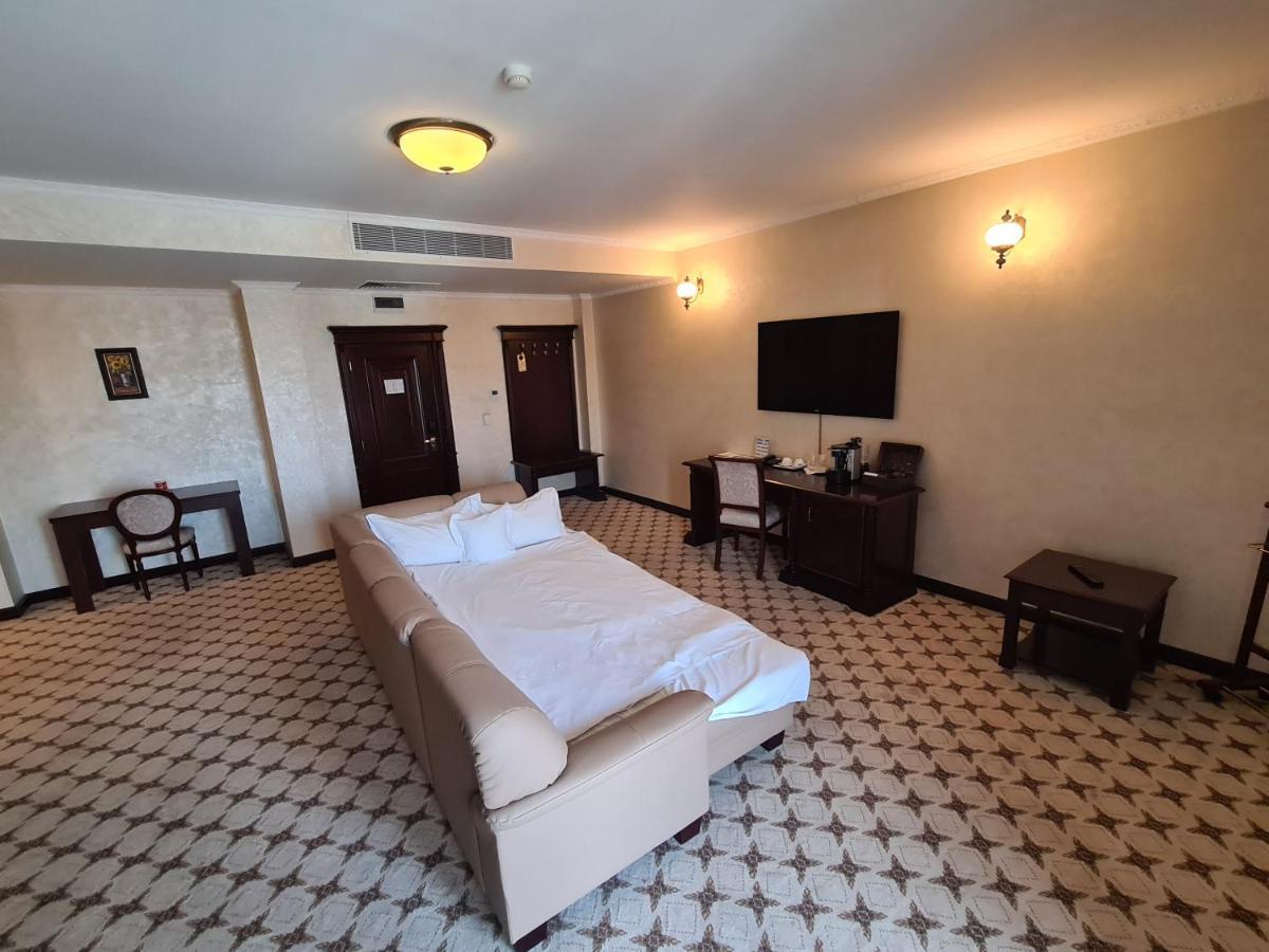 Hotel Golden House Крайова Екстериор снимка