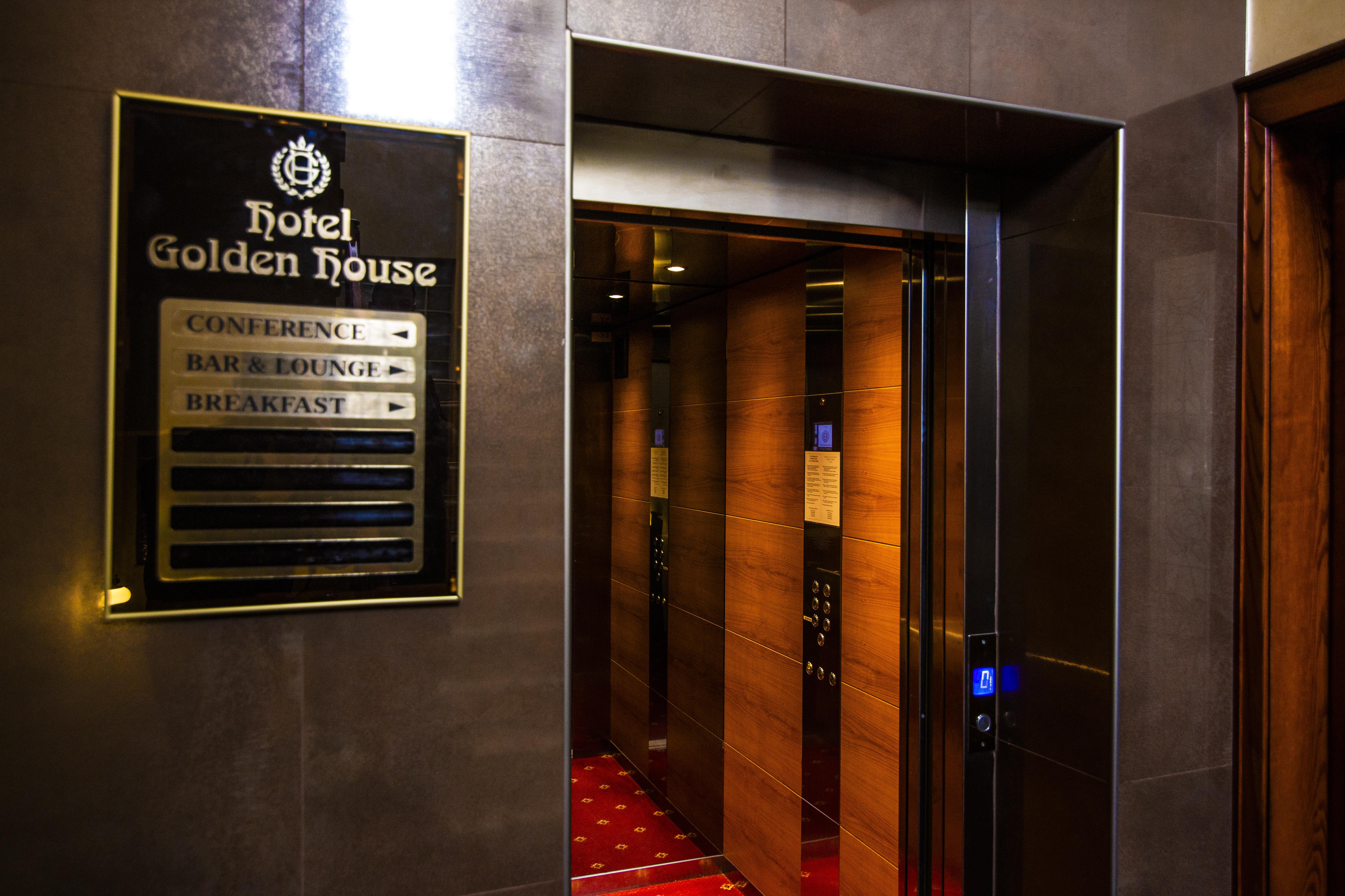 Hotel Golden House Крайова Екстериор снимка