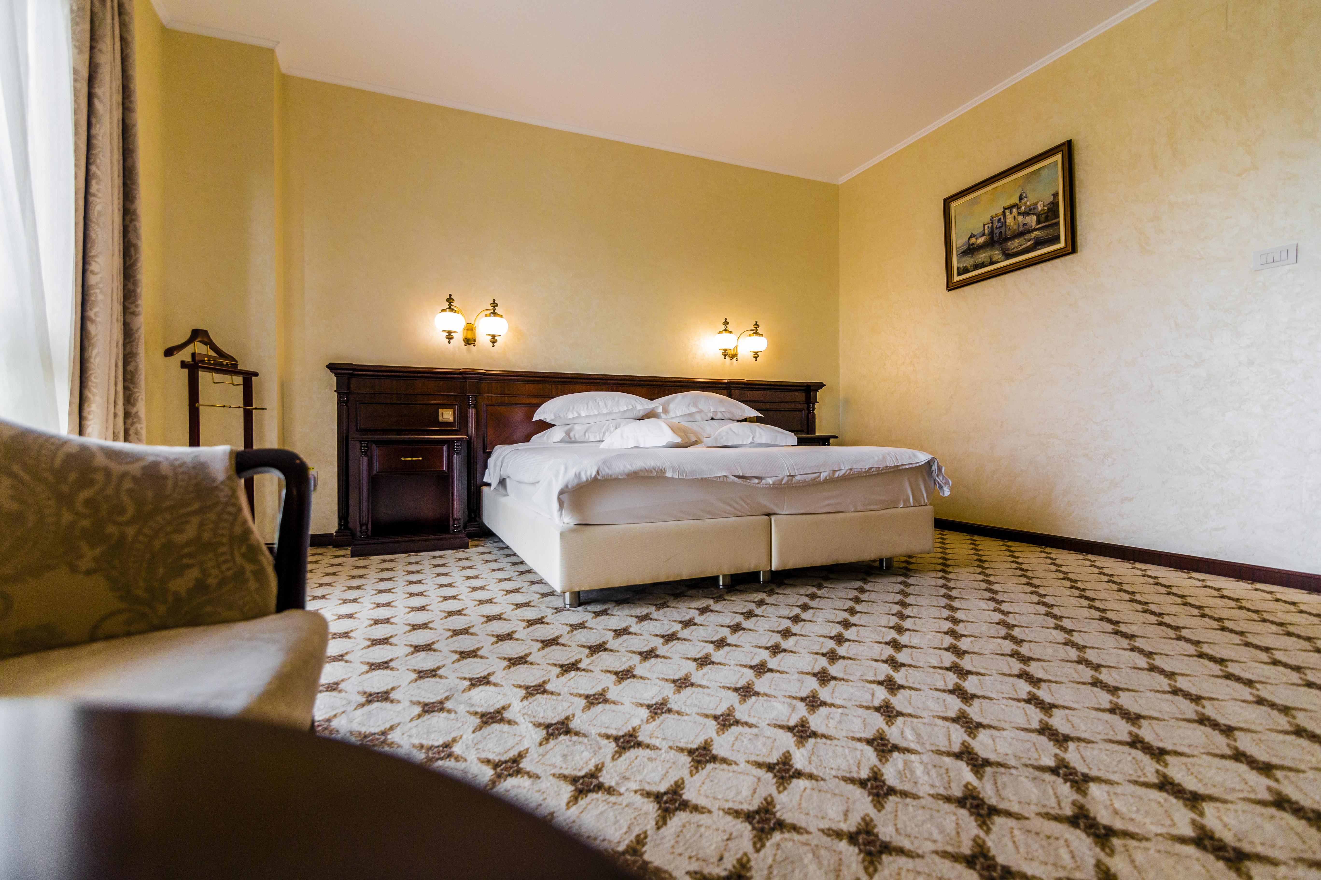 Hotel Golden House Крайова Екстериор снимка