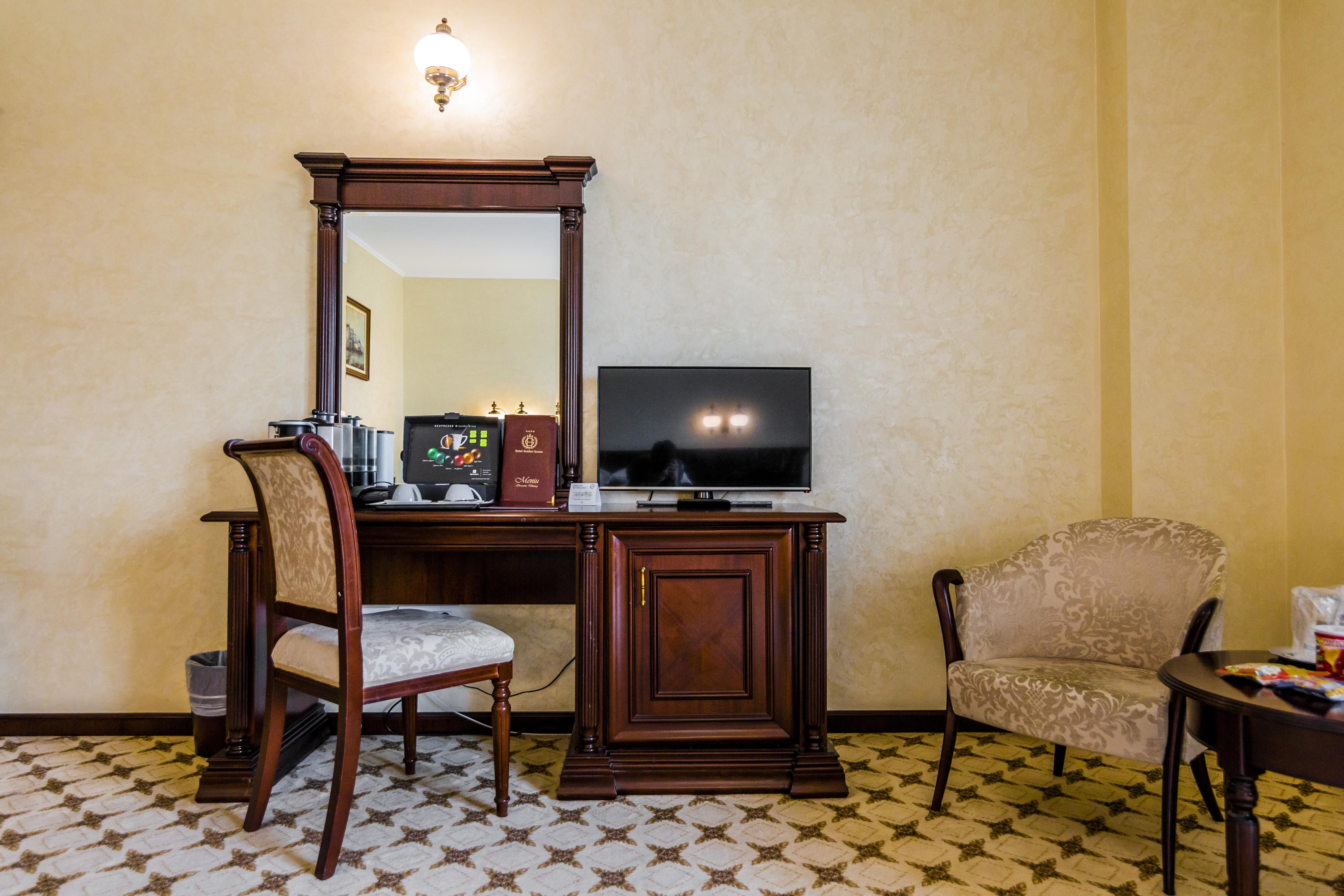 Hotel Golden House Крайова Екстериор снимка