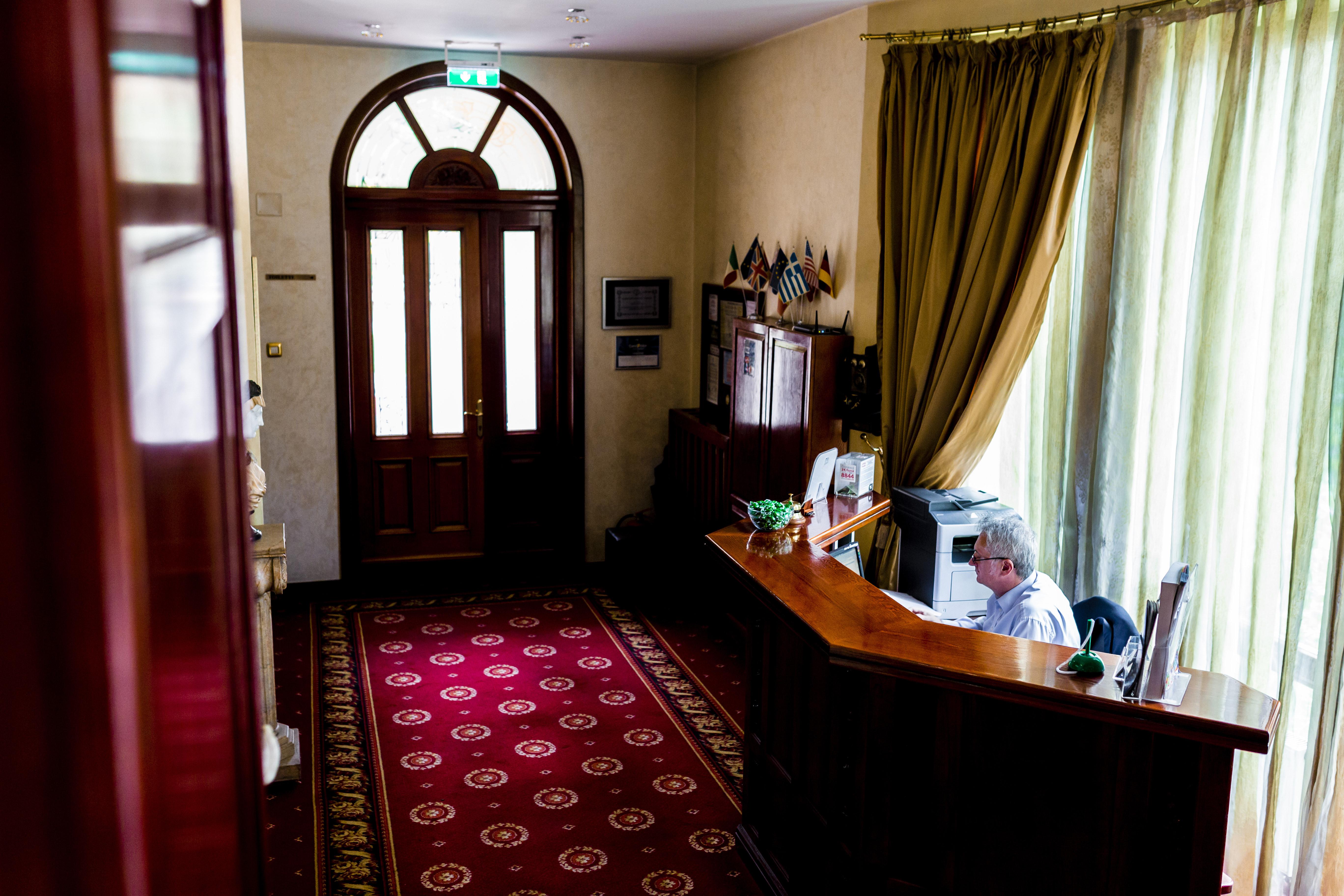 Hotel Golden House Крайова Екстериор снимка