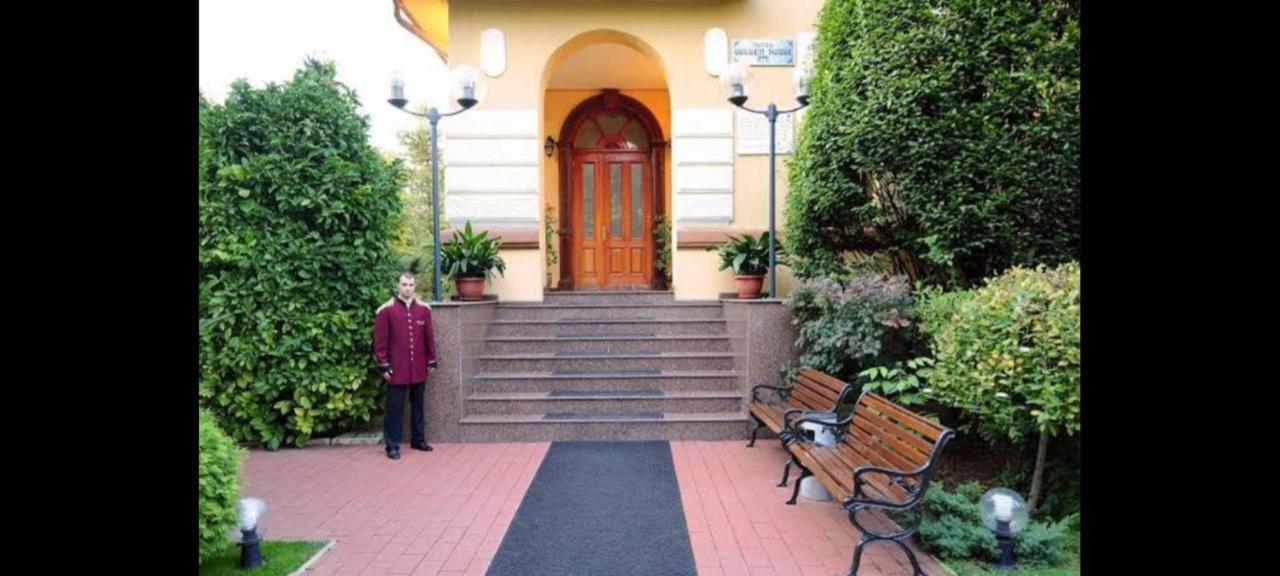 Hotel Golden House Крайова Екстериор снимка
