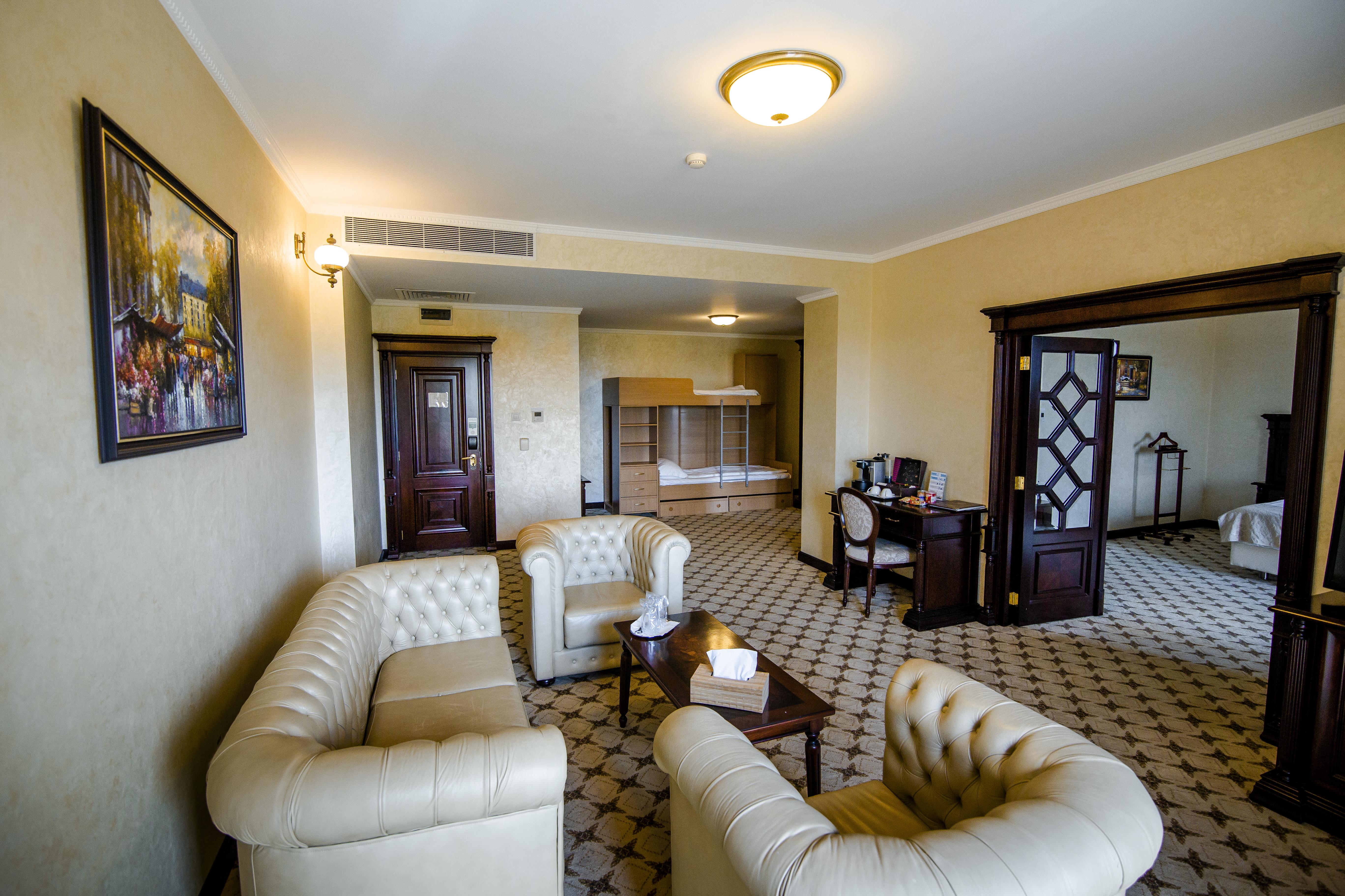 Hotel Golden House Крайова Екстериор снимка