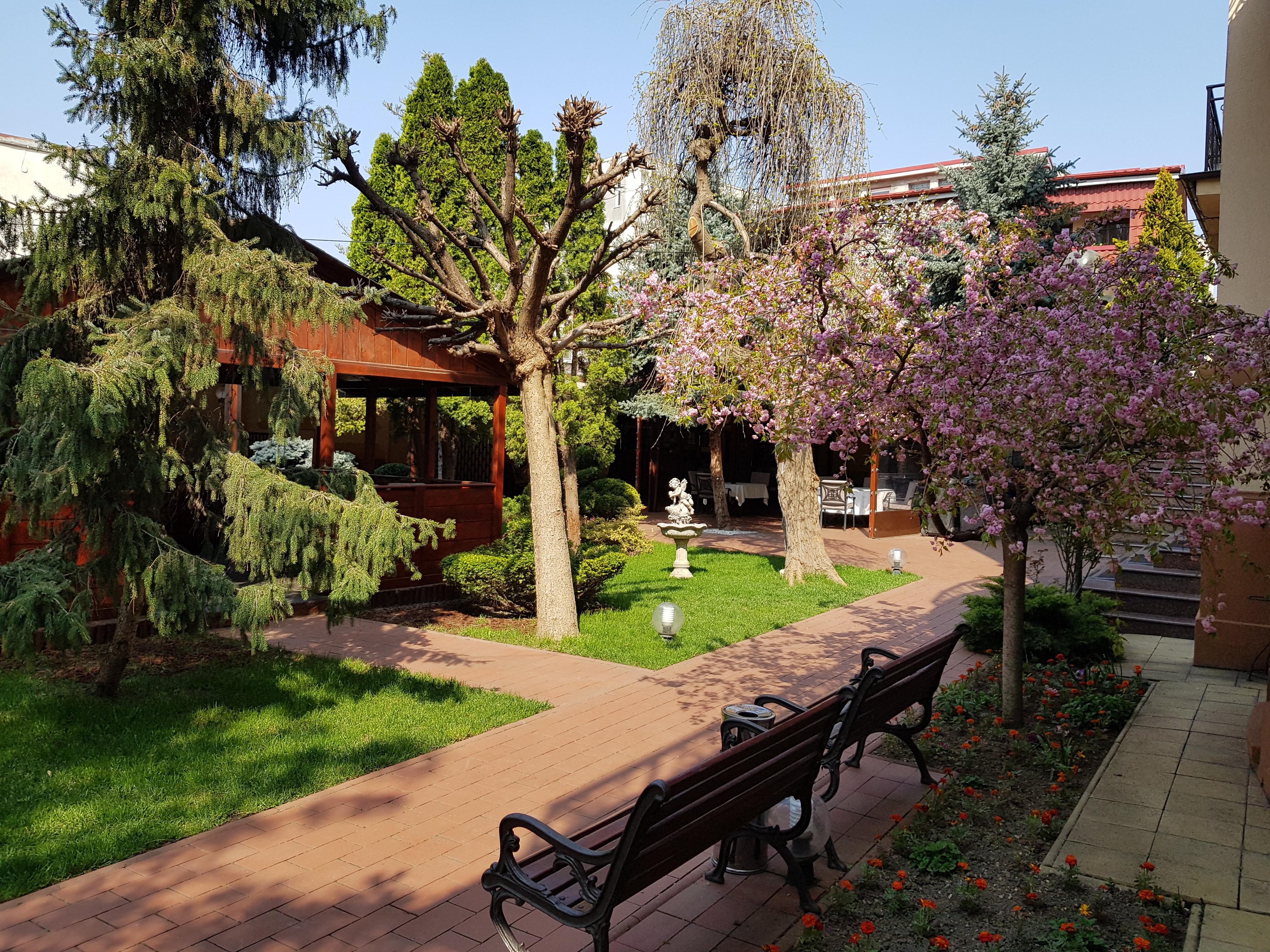 Hotel Golden House Крайова Екстериор снимка