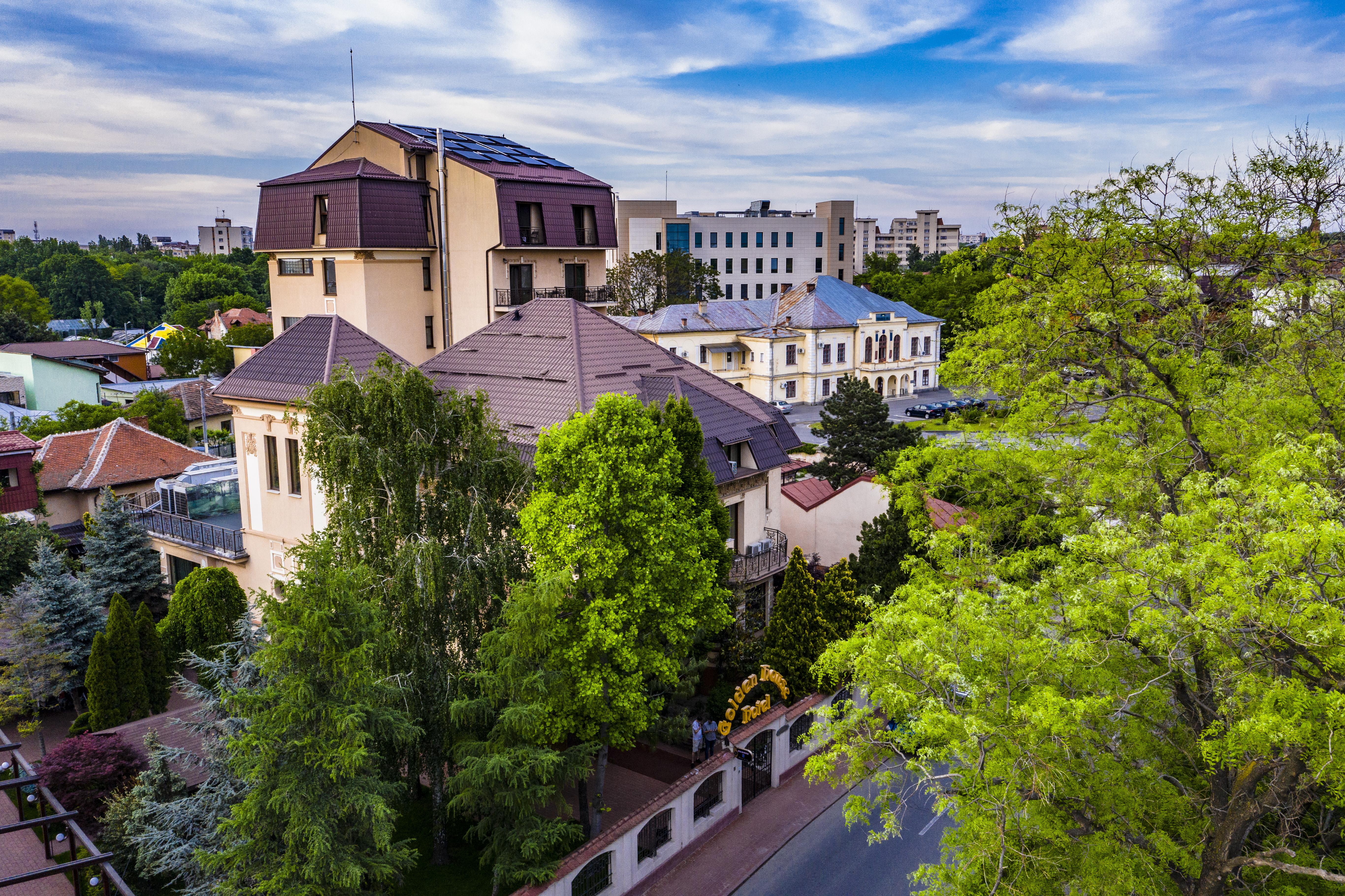 Hotel Golden House Крайова Екстериор снимка