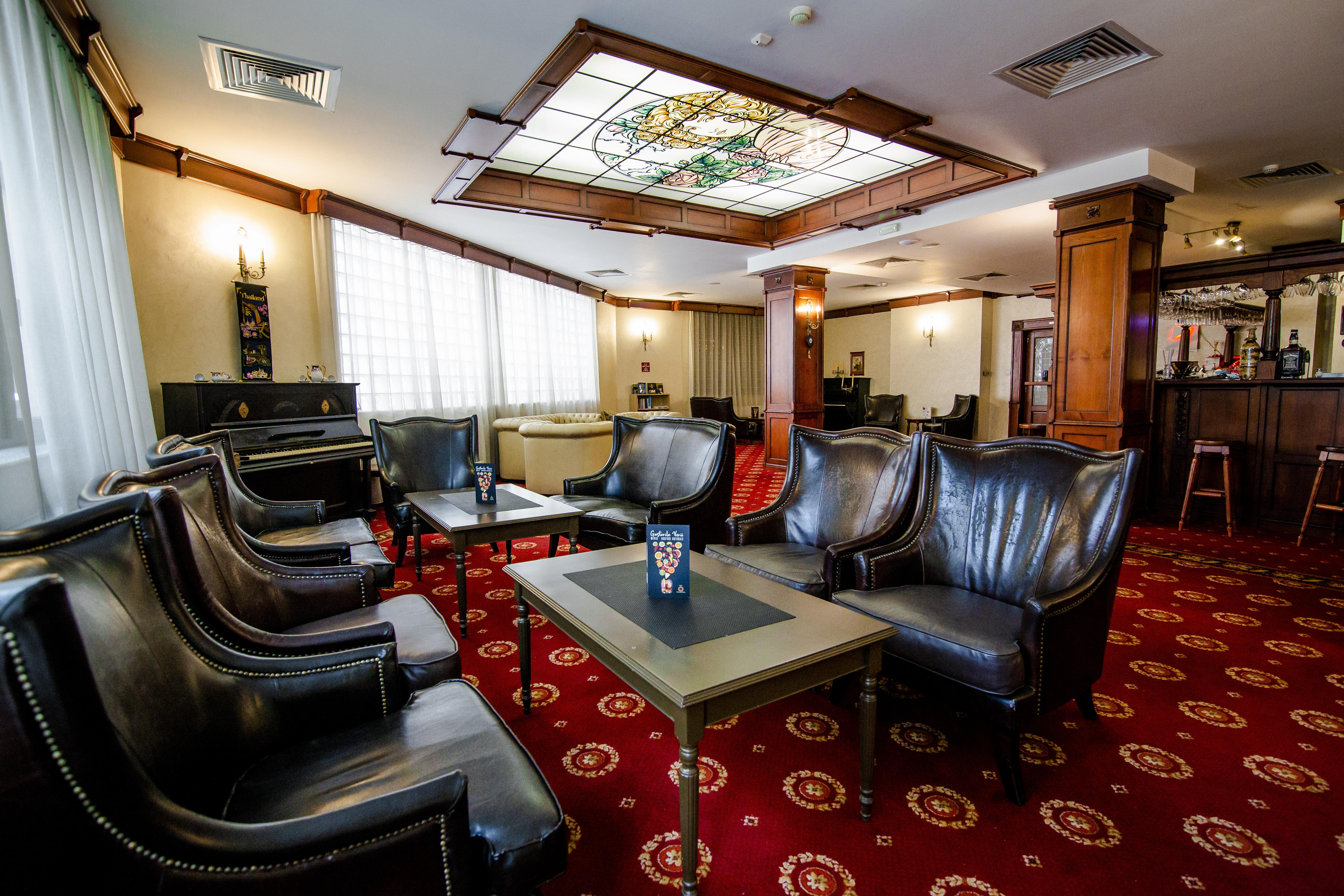 Hotel Golden House Крайова Екстериор снимка