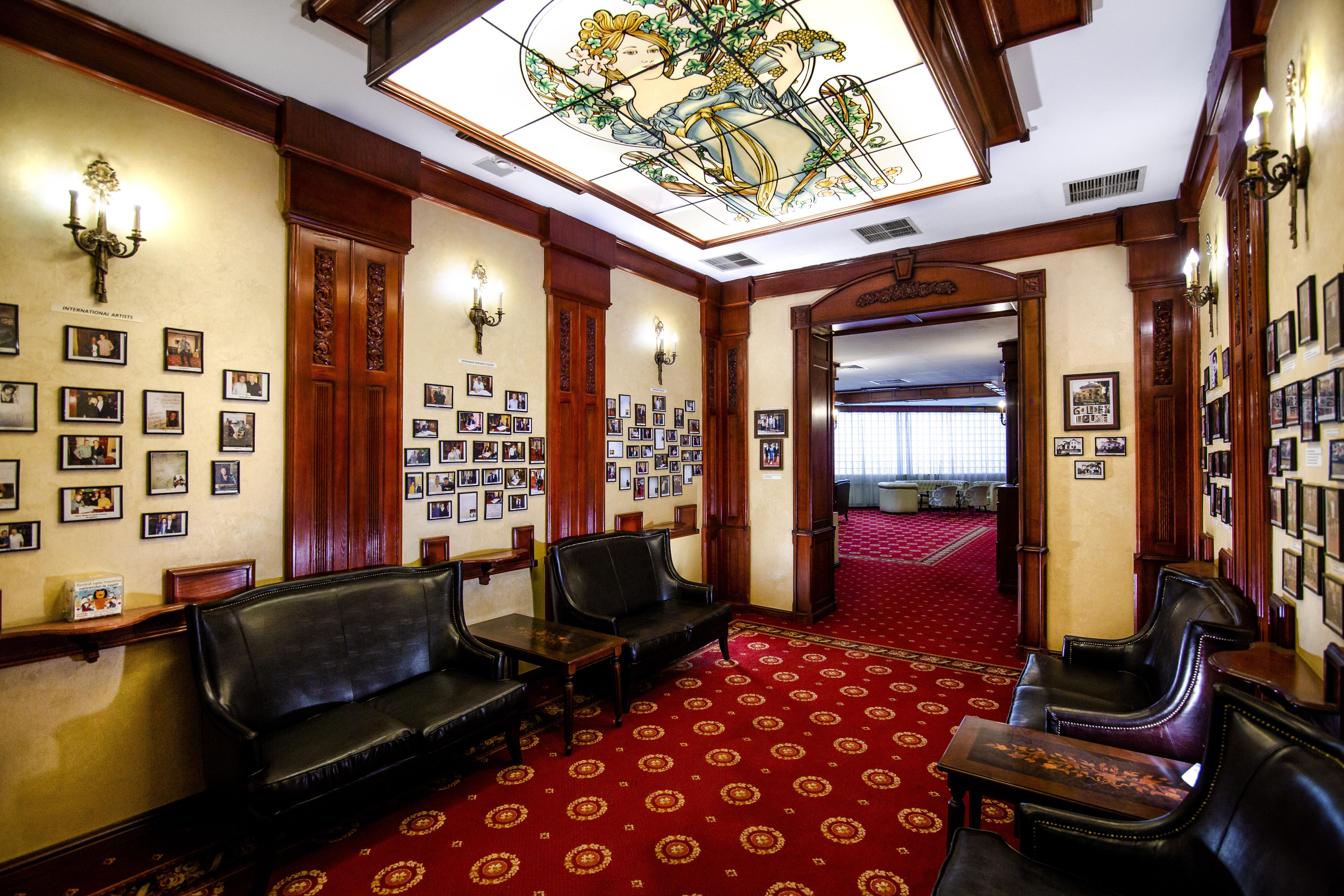Hotel Golden House Крайова Екстериор снимка