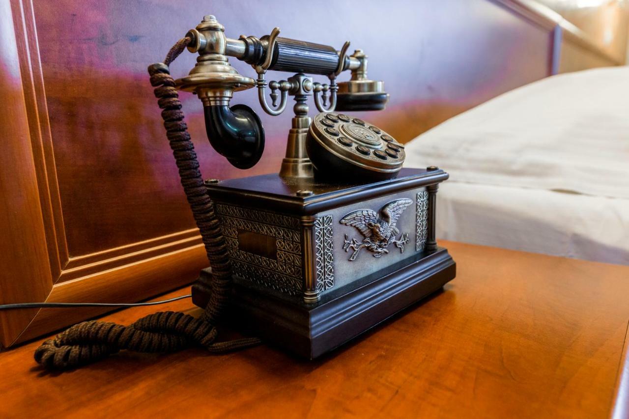Hotel Golden House Крайова Екстериор снимка